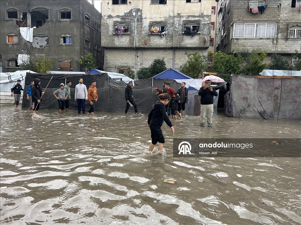 Gazze Şeridi'nde yağış nedeniyle Nuseyrat Mülteci Kampı'ndaki çadırları su bastı