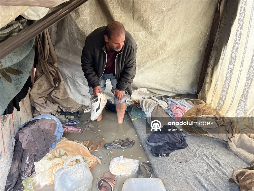 Gazze Şeridi'nde yağış nedeniyle Nuseyrat Mülteci Kampı'ndaki çadırları su bastı