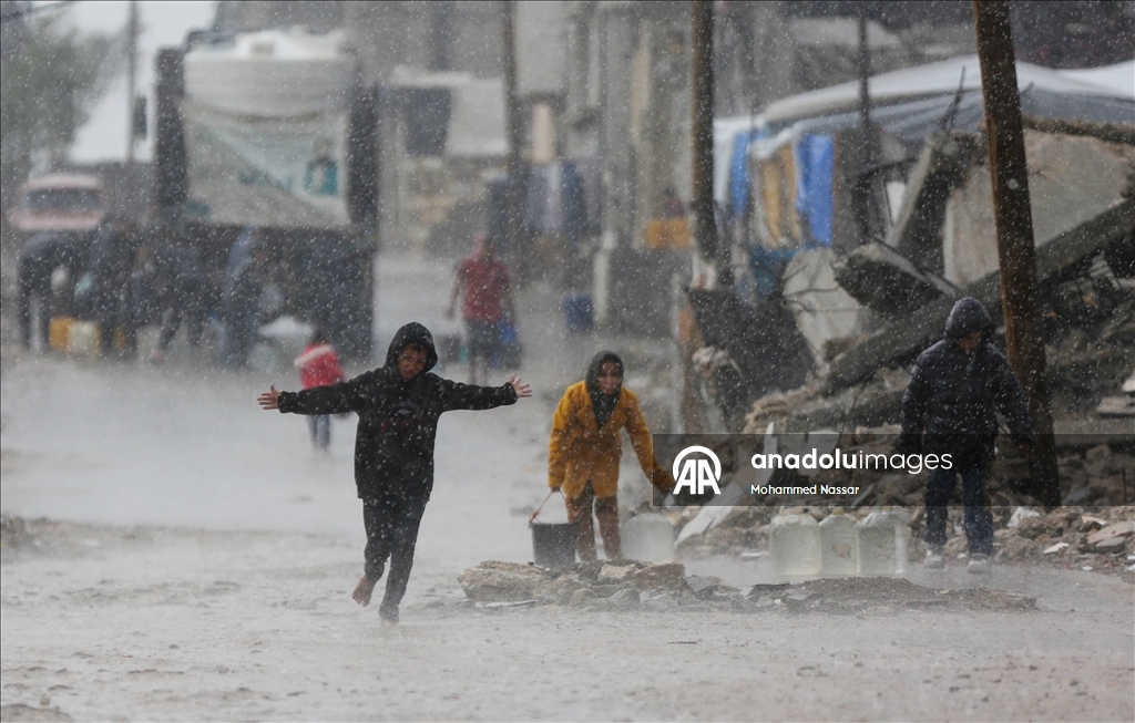 Şiddetli yağış nedeniyle Gazze Şeridi'nde çadırlar su altında kaldı