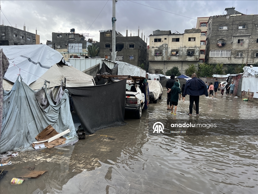 Gazze Şeridi'nde yağış nedeniyle Nuseyrat Mülteci Kampı'ndaki çadırları su bastı