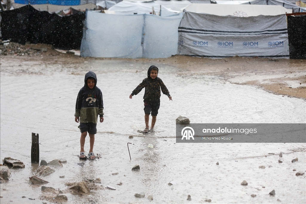 Şiddetli yağış nedeniyle Gazze Şeridi'nde çadırlar su altında kaldı