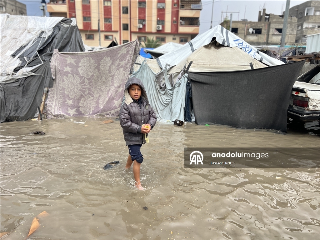 Gazze Şeridi'nde yağış nedeniyle Nuseyrat Mülteci Kampı'ndaki çadırları su bastı