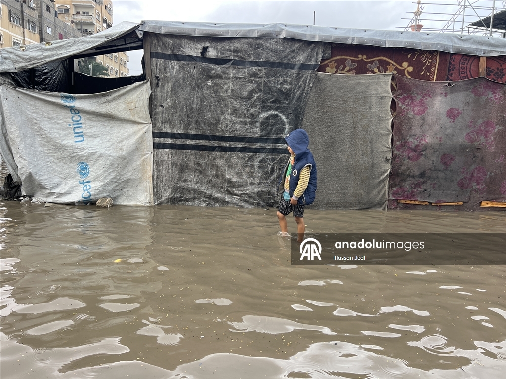 Gazze Şeridi'nde yağış nedeniyle Nuseyrat Mülteci Kampı'ndaki çadırları su bastı