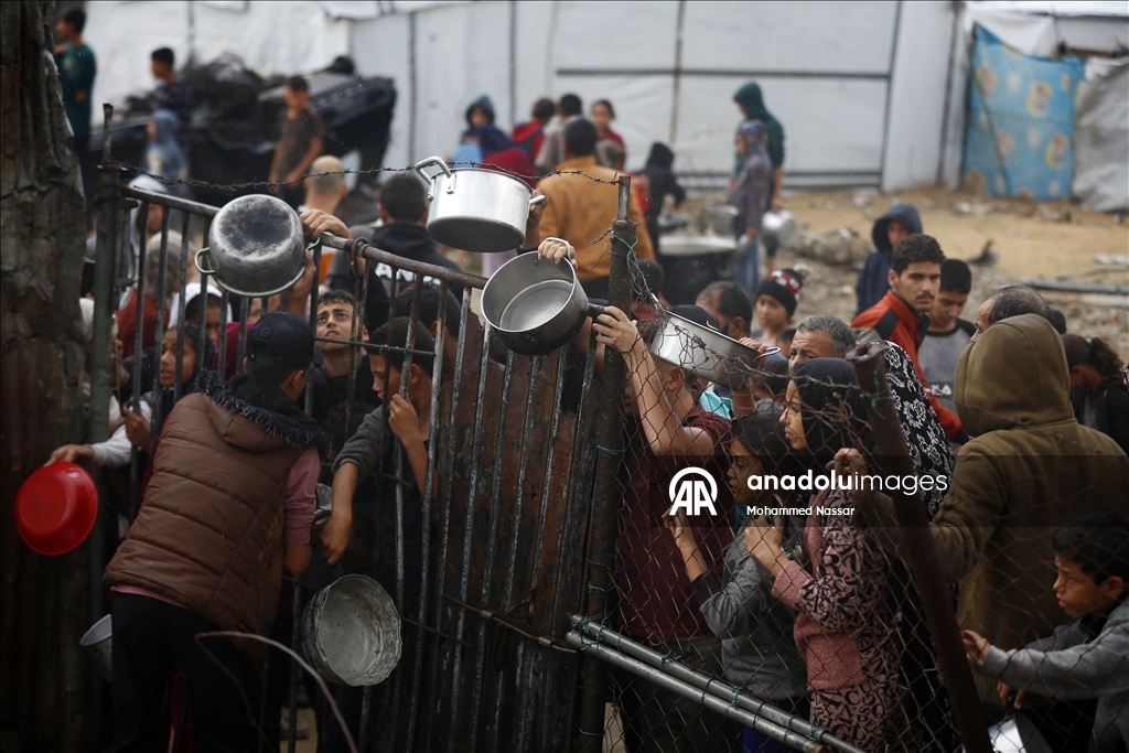 Deyr el-Belah’ta yerinden edilen sivillere sıcak yemek dağıtıldı