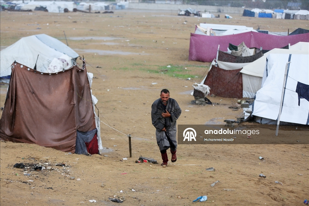 Şiddetli yağış nedeniyle Gazze Şeridi'nde çadırlar su altında kaldı
