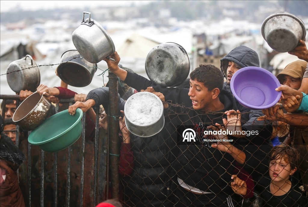 Deyr el-Belah’ta yerinden edilen sivillere sıcak yemek dağıtıldı