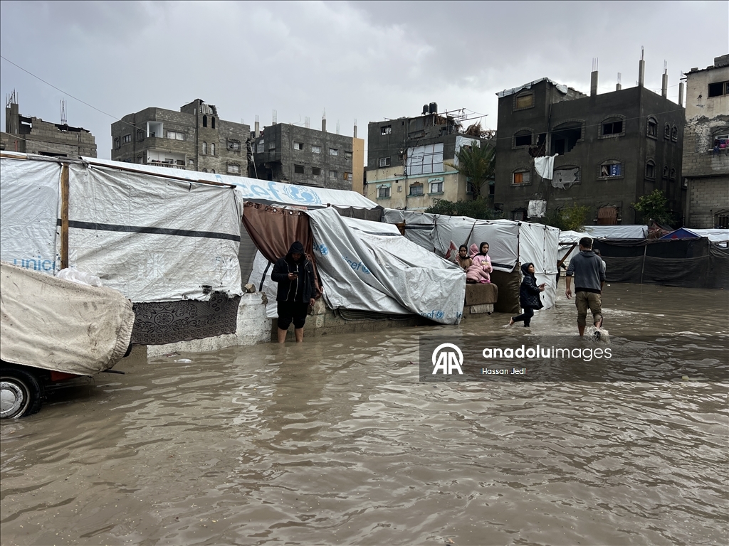Gazze Şeridi'nde yağış nedeniyle Nuseyrat Mülteci Kampı'ndaki çadırları su bastı
