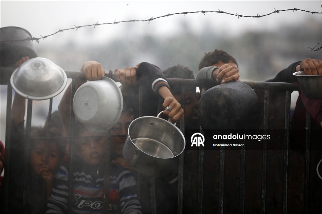 Deyr el-Belah’ta yerinden edilen sivillere sıcak yemek dağıtıldı