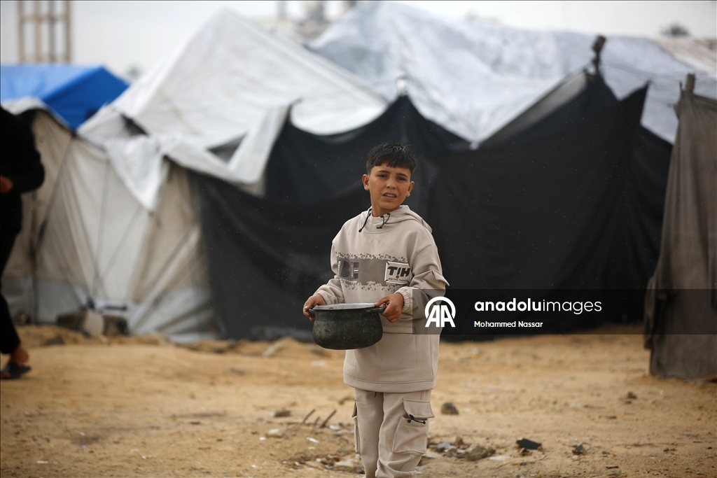 Deyr el-Belah’ta yerinden edilen sivillere sıcak yemek dağıtıldı