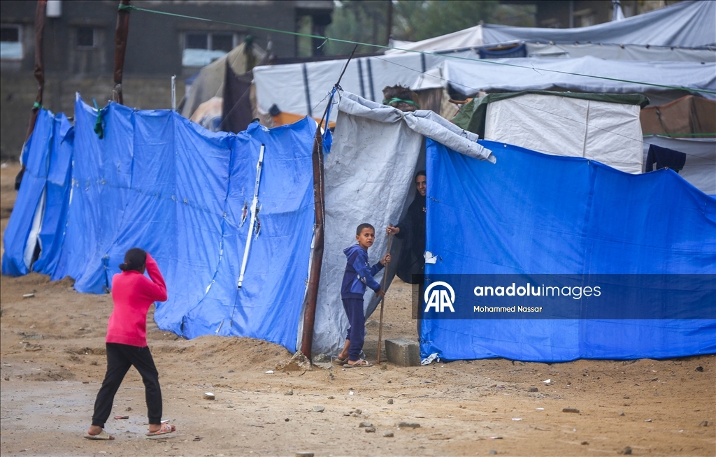 Şiddetli yağış nedeniyle Gazze Şeridi'nde çadırlar su altında kaldı