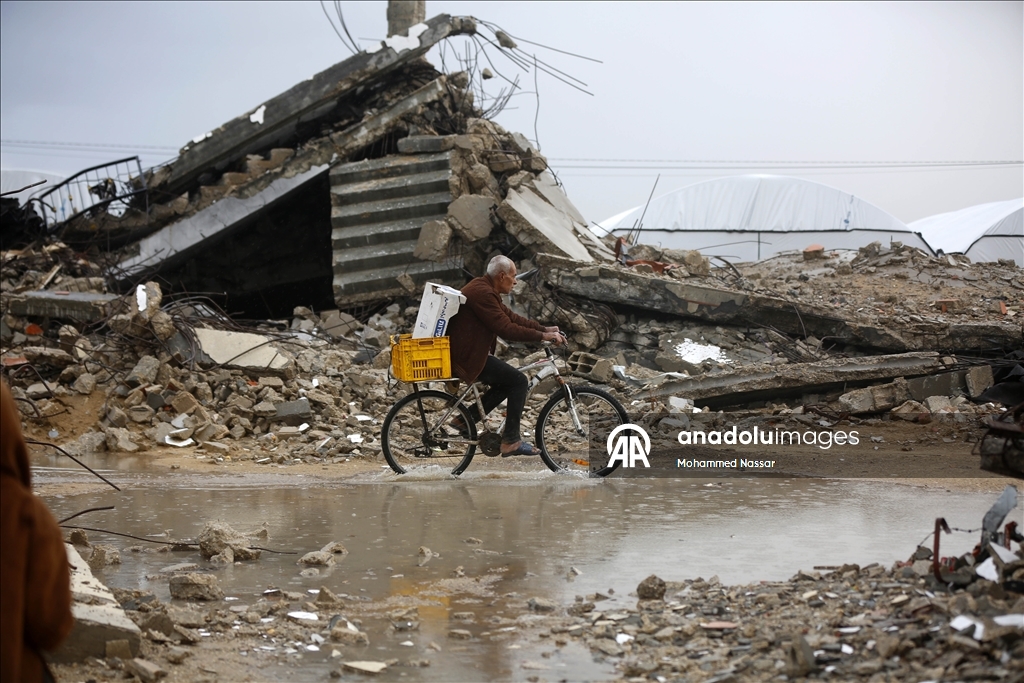 Şiddetli yağış nedeniyle Gazze Şeridi'nde çadırlar su altında kaldı