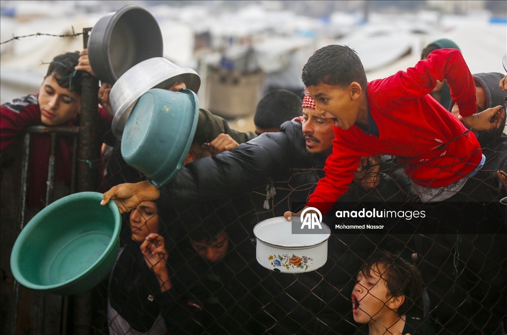 Deyr el-Belah’ta yerinden edilen sivillere sıcak yemek dağıtıldı