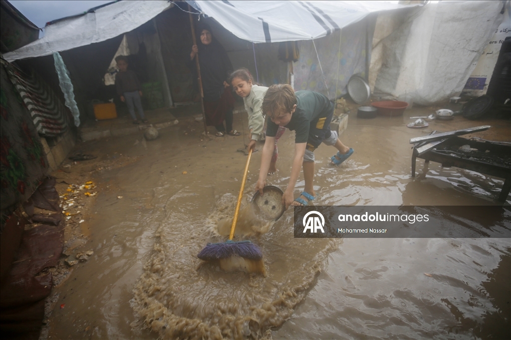 Şiddetli yağış nedeniyle Gazze Şeridi'nde çadırlar su altında kaldı