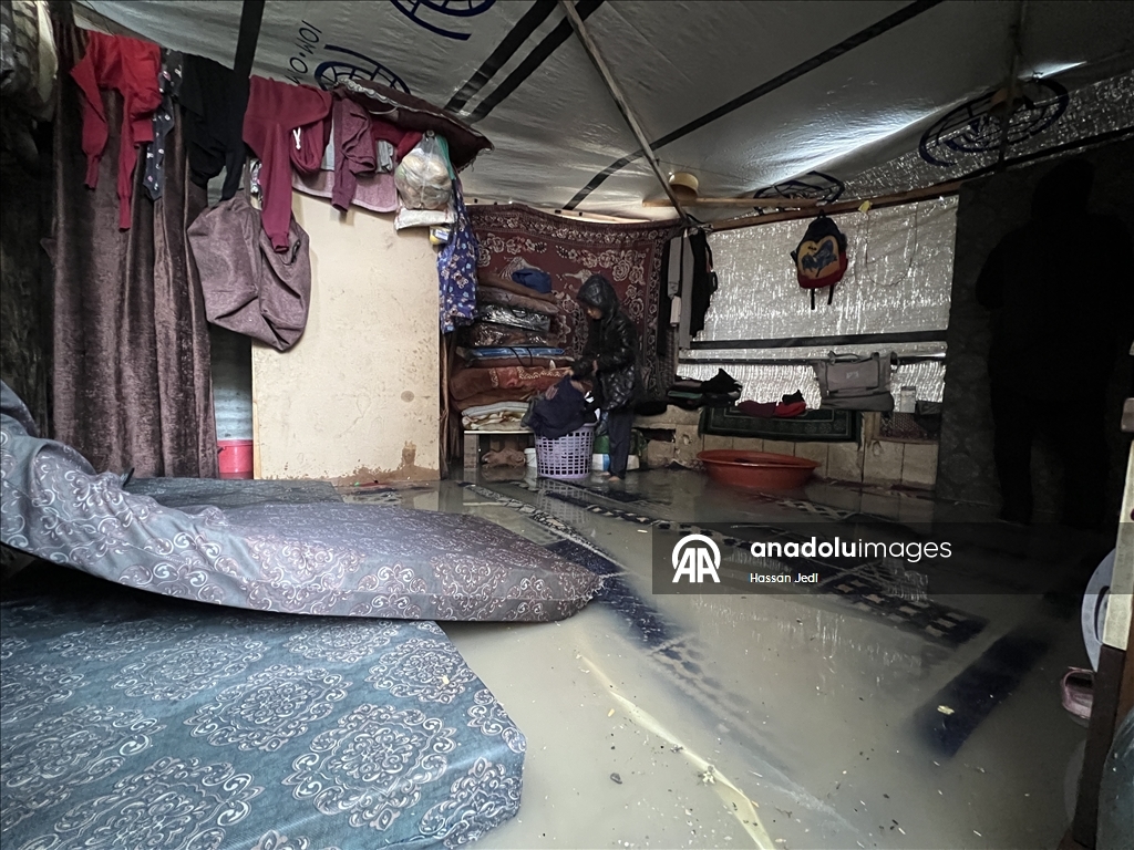 Gazze Şeridi'nde yağış nedeniyle Nuseyrat Mülteci Kampı'ndaki çadırları su bastı