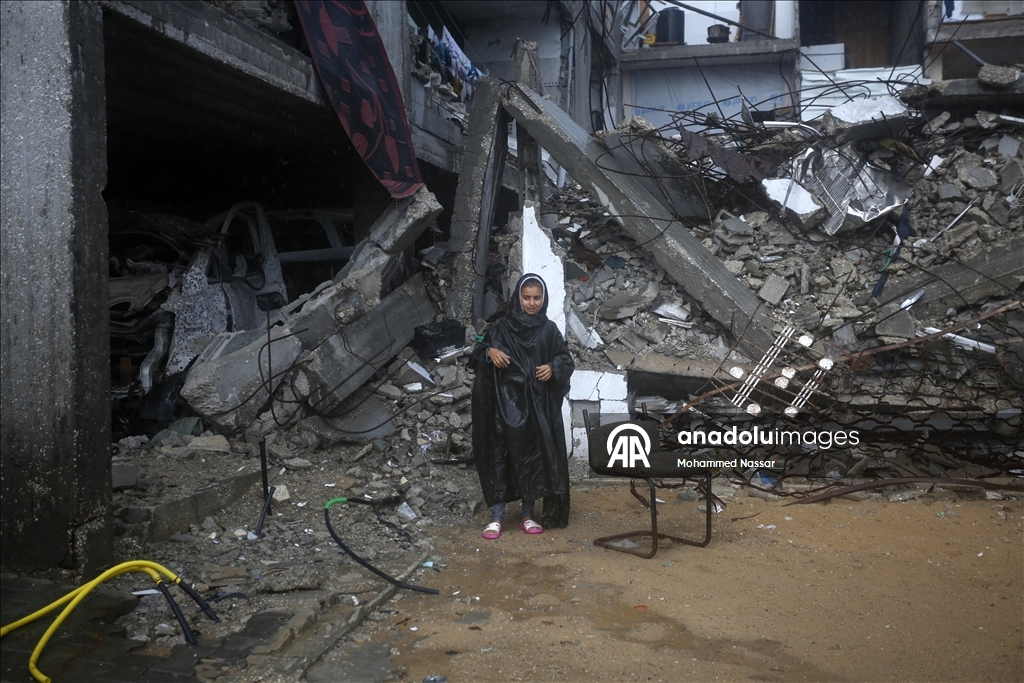 Şiddetli yağış nedeniyle Gazze Şeridi'nde çadırlar su altında kaldı