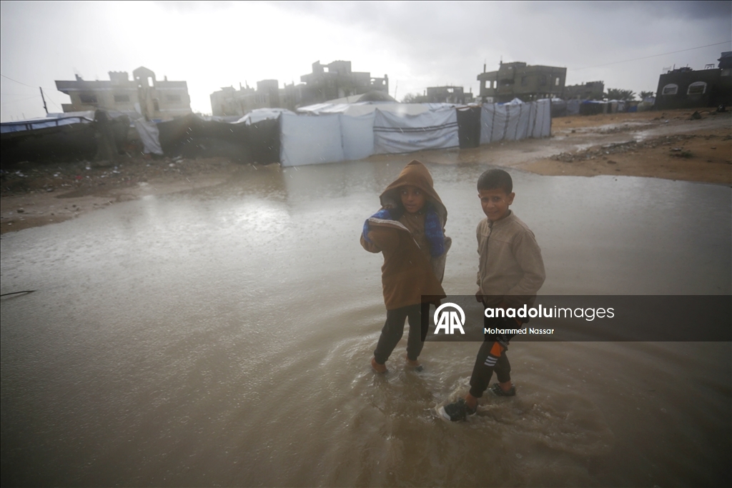 Şiddetli yağış nedeniyle Gazze Şeridi'nde çadırlar su altında kaldı