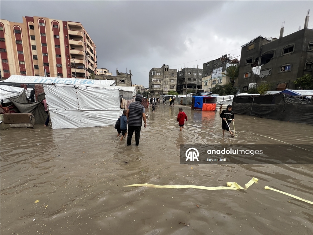 Gazze Şeridi'nde yağış nedeniyle Nuseyrat Mülteci Kampı'ndaki çadırları su bastı