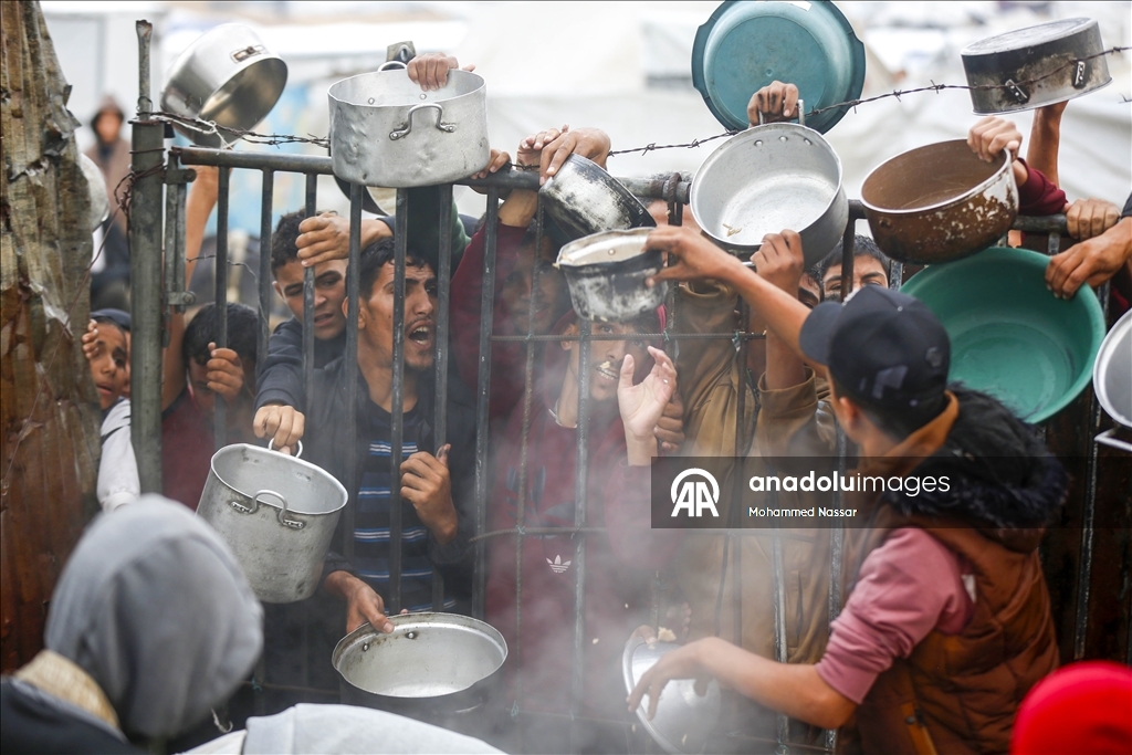 Deyr el-Belah’ta yerinden edilen sivillere sıcak yemek dağıtıldı
