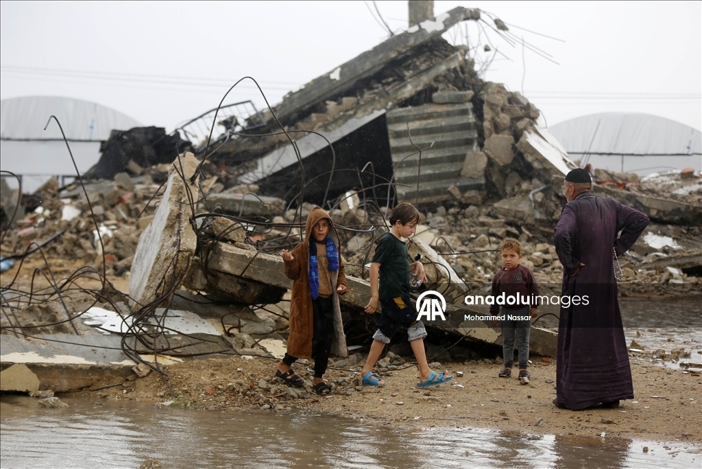 Şiddetli yağış nedeniyle Gazze Şeridi'nde çadırlar su altında kaldı