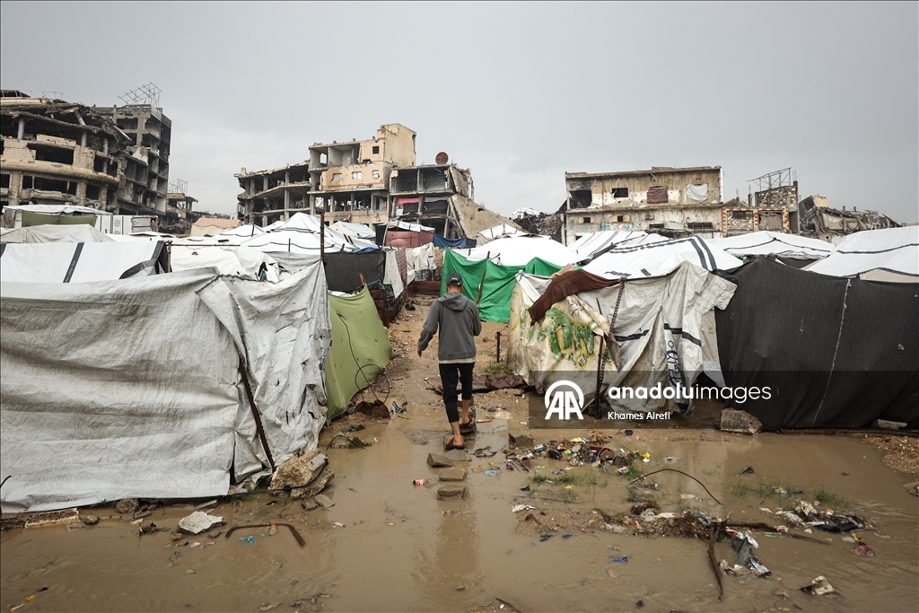 Şiddetli yağış nedeniyle Gazze Şeridi'nde çadırlar su altında kaldı
