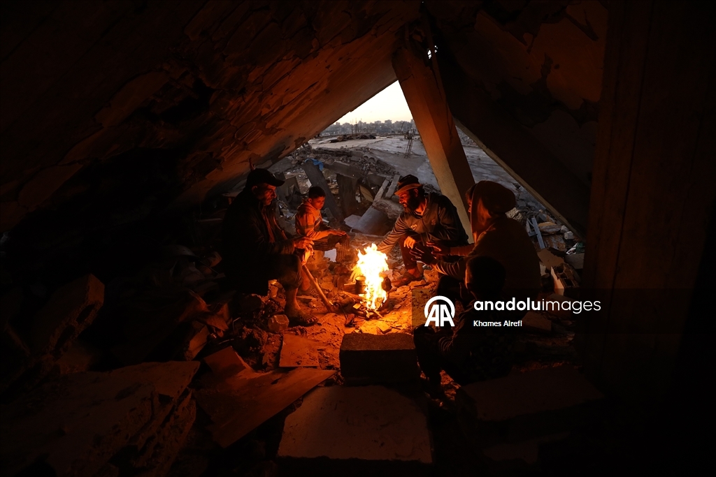 Şiddetli yağış nedeniyle Gazze Şeridi'nde çadırlar su altında kaldı