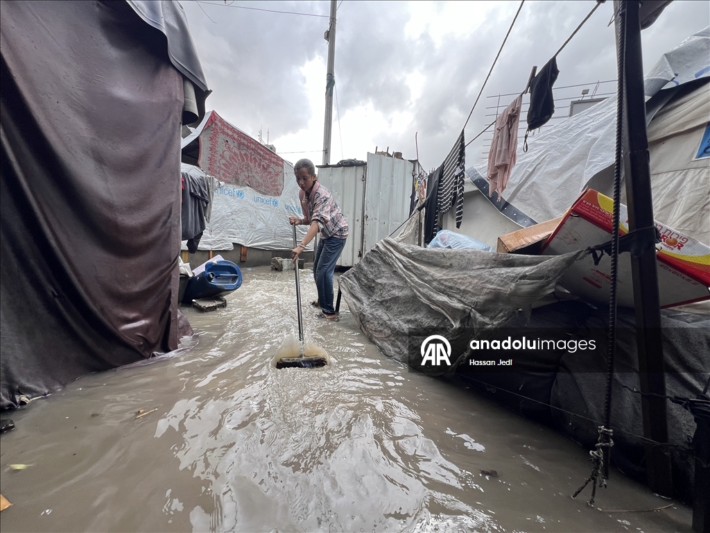Gazze Şeridi'nde yağış nedeniyle Nuseyrat Mülteci Kampı'ndaki çadırları su bastı