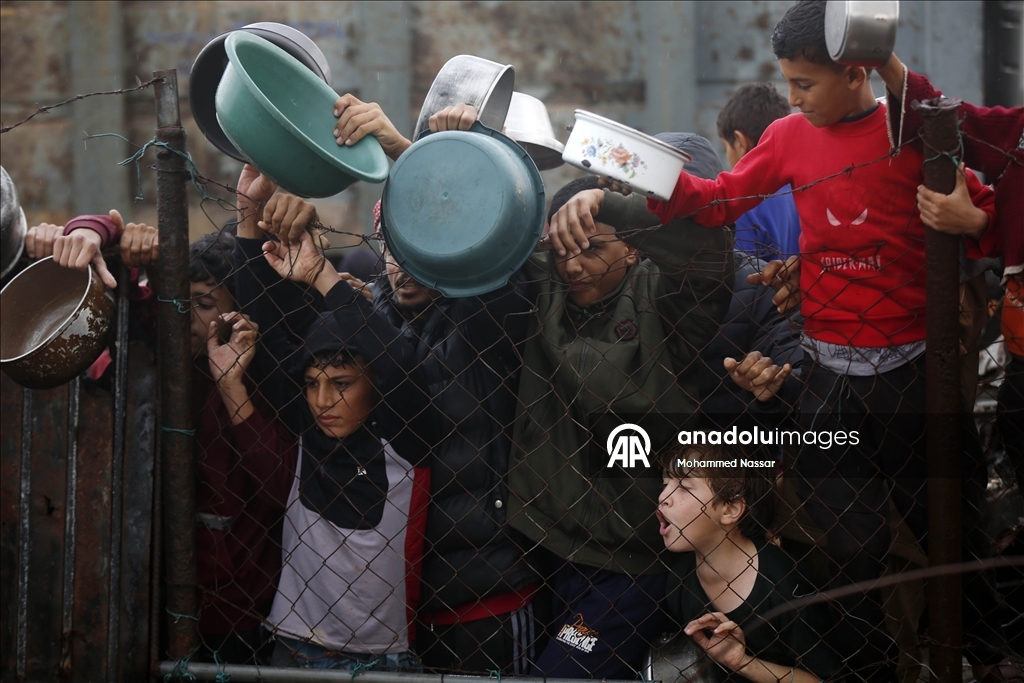 Deyr el-Belah’ta yerinden edilen sivillere sıcak yemek dağıtıldı