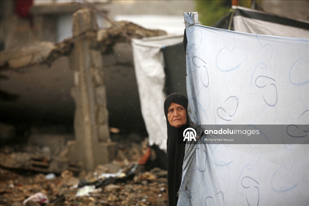 Şiddetli yağış nedeniyle Gazze Şeridi'nde çadırlar su altında kaldı