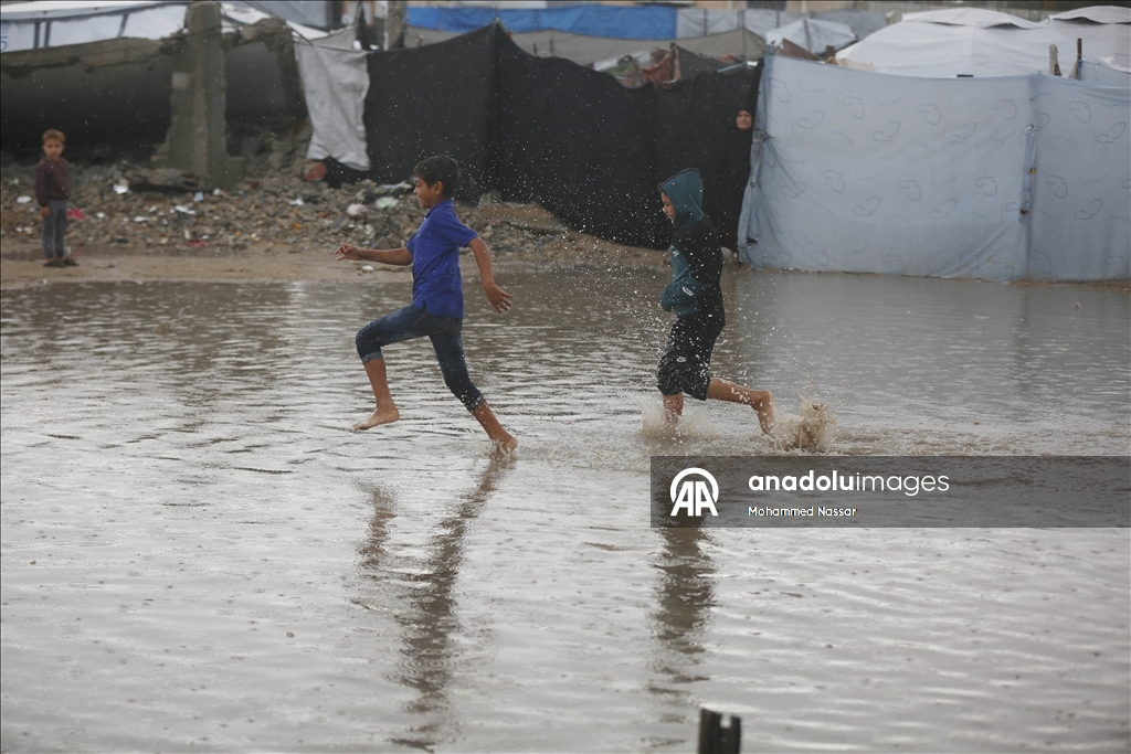 Şiddetli yağış nedeniyle Gazze Şeridi'nde çadırlar su altında kaldı