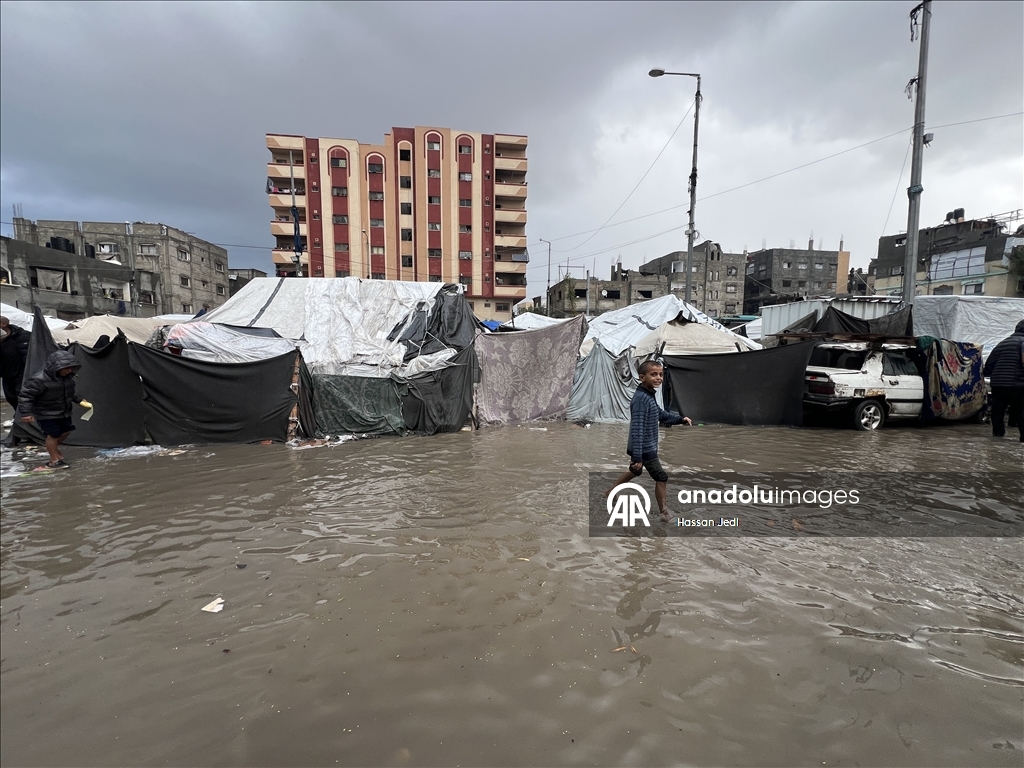 Gazze Şeridi'nde yağış nedeniyle Nuseyrat Mülteci Kampı'ndaki çadırları su bastı