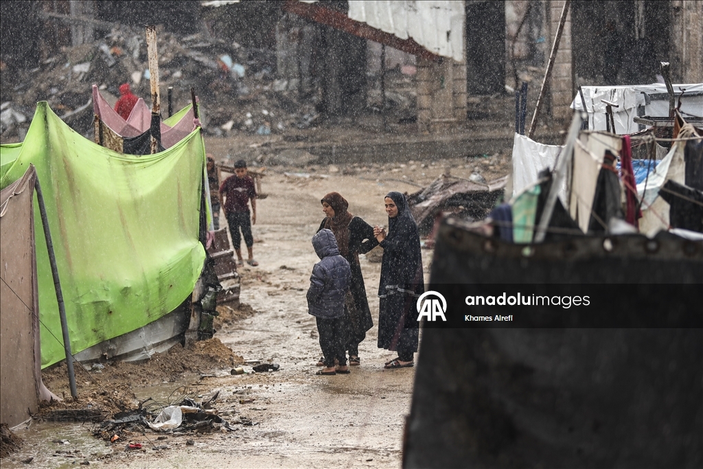 Şiddetli yağış nedeniyle Gazze Şeridi'nde çadırlar su altında kaldı