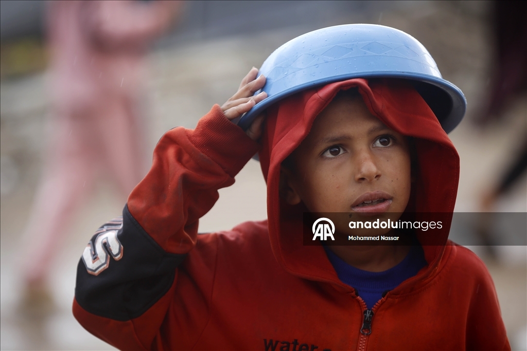 Deyr el-Belah’ta yerinden edilen sivillere sıcak yemek dağıtıldı