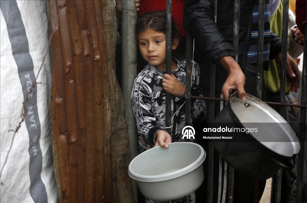 Deyr el-Belah’ta yerinden edilen sivillere sıcak yemek dağıtıldı