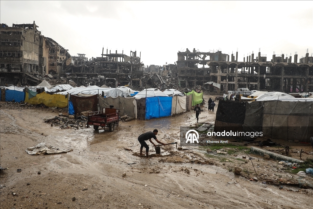 Şiddetli yağış nedeniyle Gazze Şeridi'nde çadırlar su altında kaldı