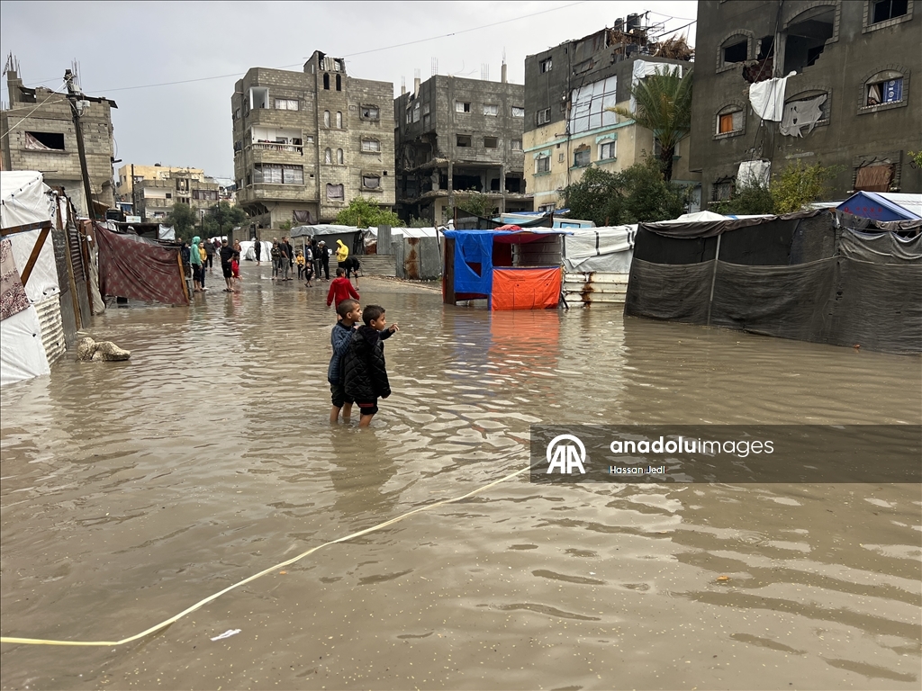 Gazze Şeridi'nde yağış nedeniyle Nuseyrat Mülteci Kampı'ndaki çadırları su bastı