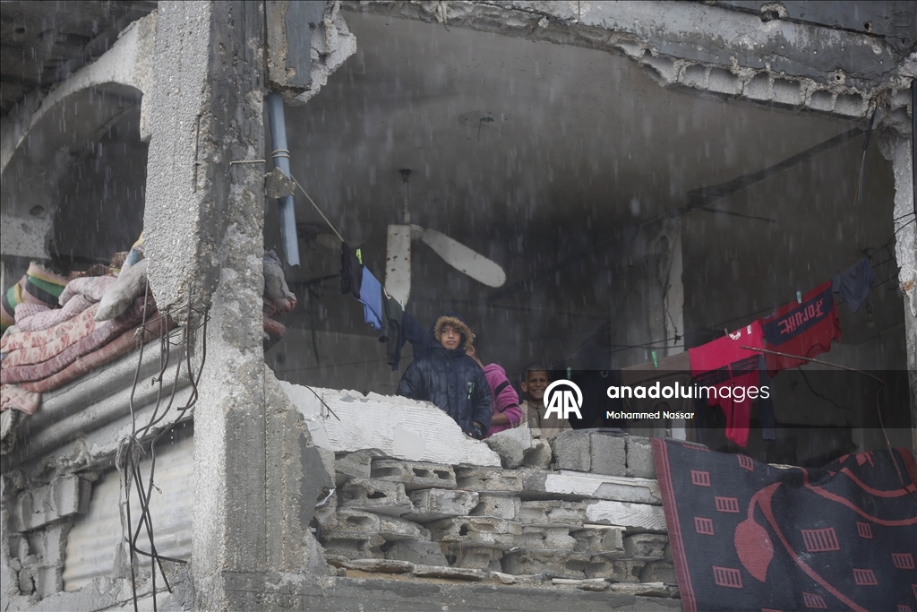 Şiddetli yağış nedeniyle Gazze Şeridi'nde çadırlar su altında kaldı