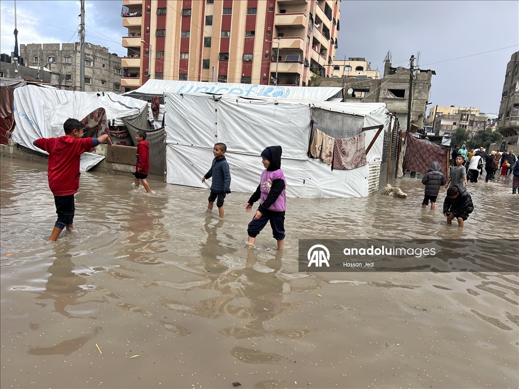 Gazze Şeridi'nde yağış nedeniyle Nuseyrat Mülteci Kampı'ndaki çadırları su bastı