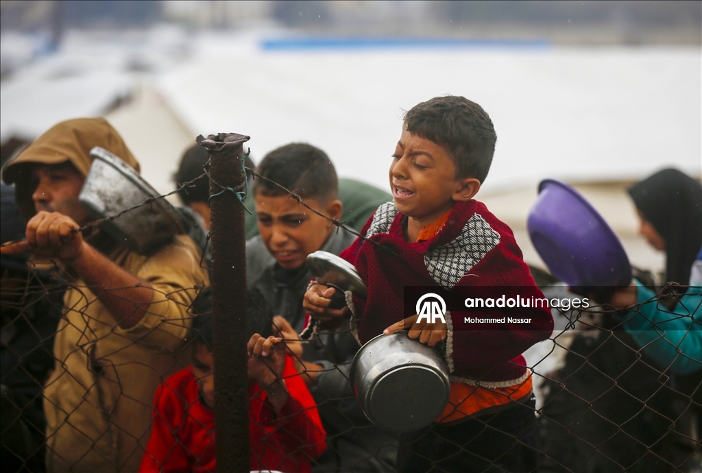 Deyr el-Belah’ta yerinden edilen sivillere sıcak yemek dağıtıldı