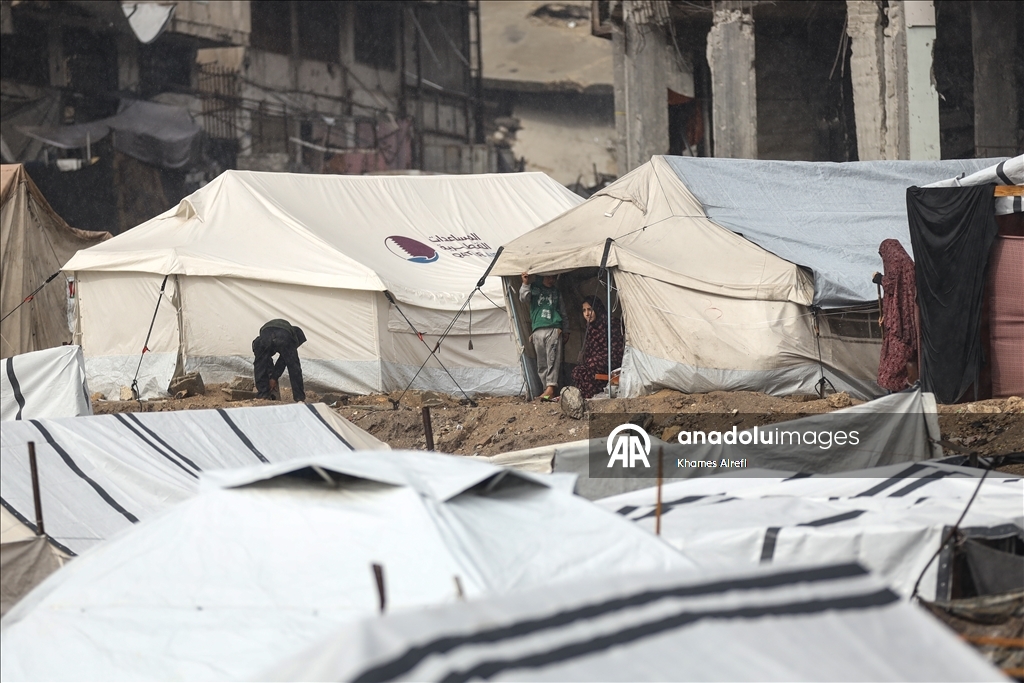 Şiddetli yağış nedeniyle Gazze Şeridi'nde çadırlar su altında kaldı