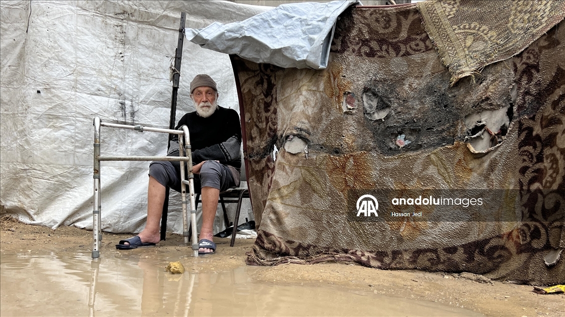 Gazze Şeridi'nde yağış nedeniyle Nuseyrat Mülteci Kampı'ndaki çadırları su bastı