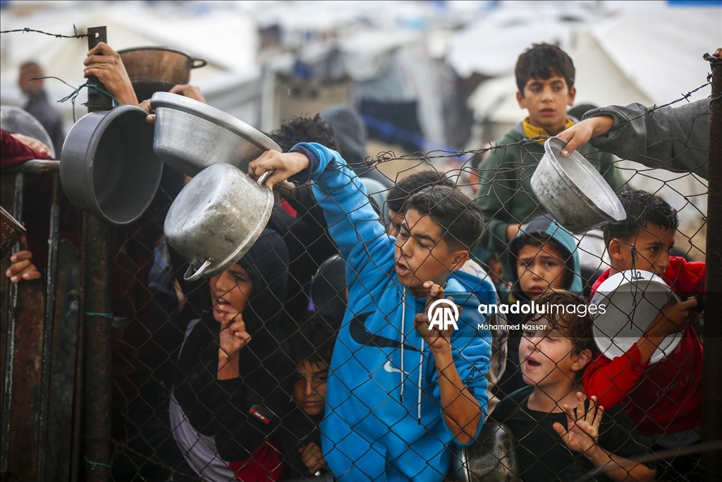 Deyr el-Belah’ta yerinden edilen sivillere sıcak yemek dağıtıldı