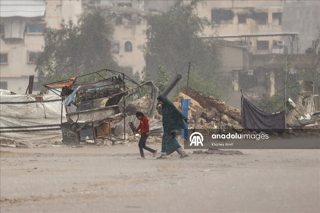 Şiddetli yağış nedeniyle Gazze Şeridi'nde çadırlar su altında kaldı