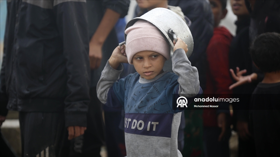 Deyr el-Belah’ta yerinden edilen sivillere sıcak yemek dağıtıldı