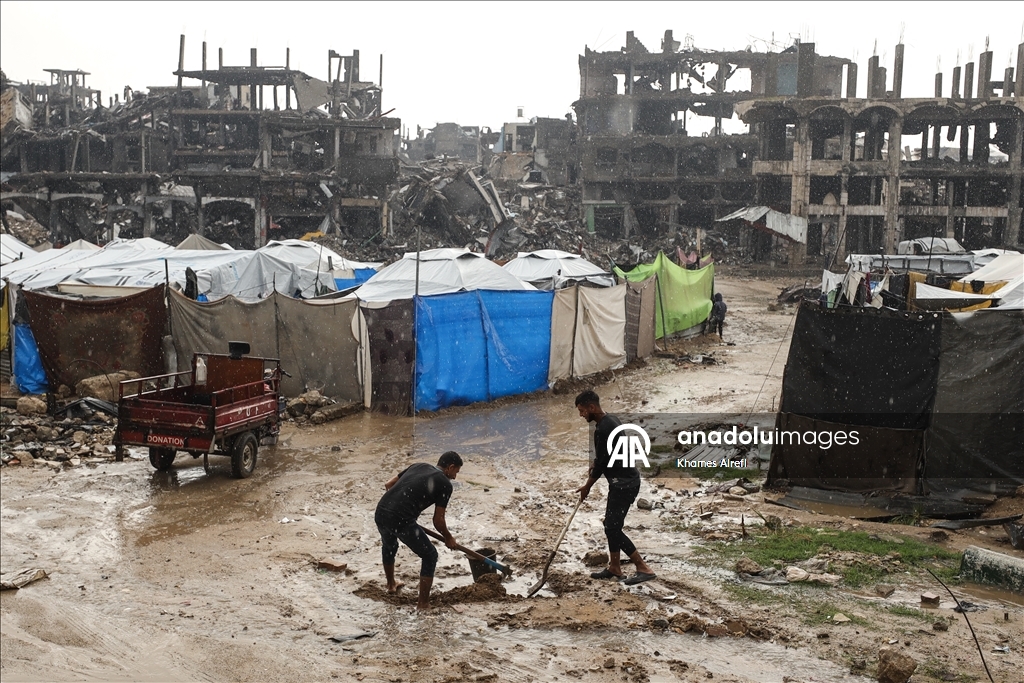 Şiddetli yağış nedeniyle Gazze Şeridi'nde çadırlar su altında kaldı