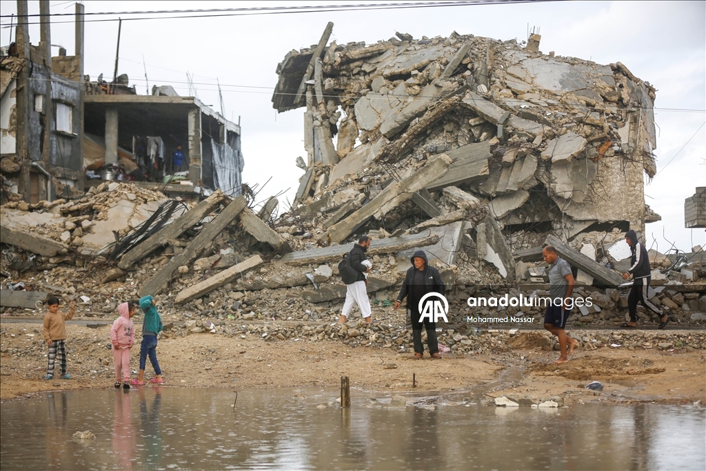 Şiddetli yağış nedeniyle Gazze Şeridi'nde çadırlar su altında kaldı