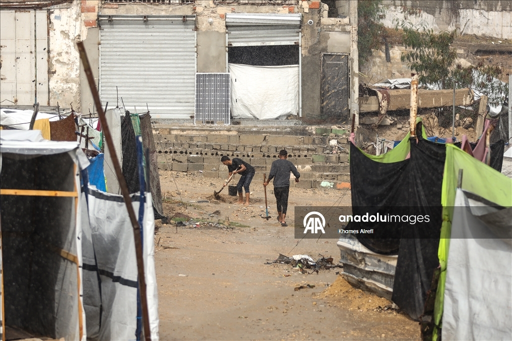 Şiddetli yağış nedeniyle Gazze Şeridi'nde çadırlar su altında kaldı