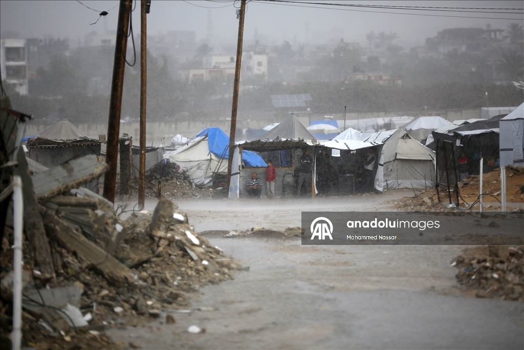 Şiddetli yağış nedeniyle Gazze Şeridi'nde çadırlar su altında kaldı
