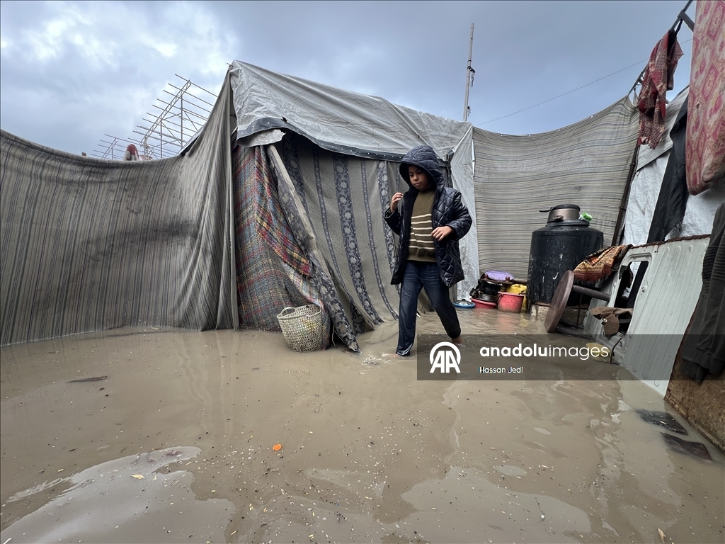 Gazze Şeridi'nde yağış nedeniyle Nuseyrat Mülteci Kampı'ndaki çadırları su bastı
