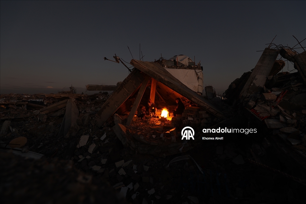 Şiddetli yağış nedeniyle Gazze Şeridi'nde çadırlar su altında kaldı