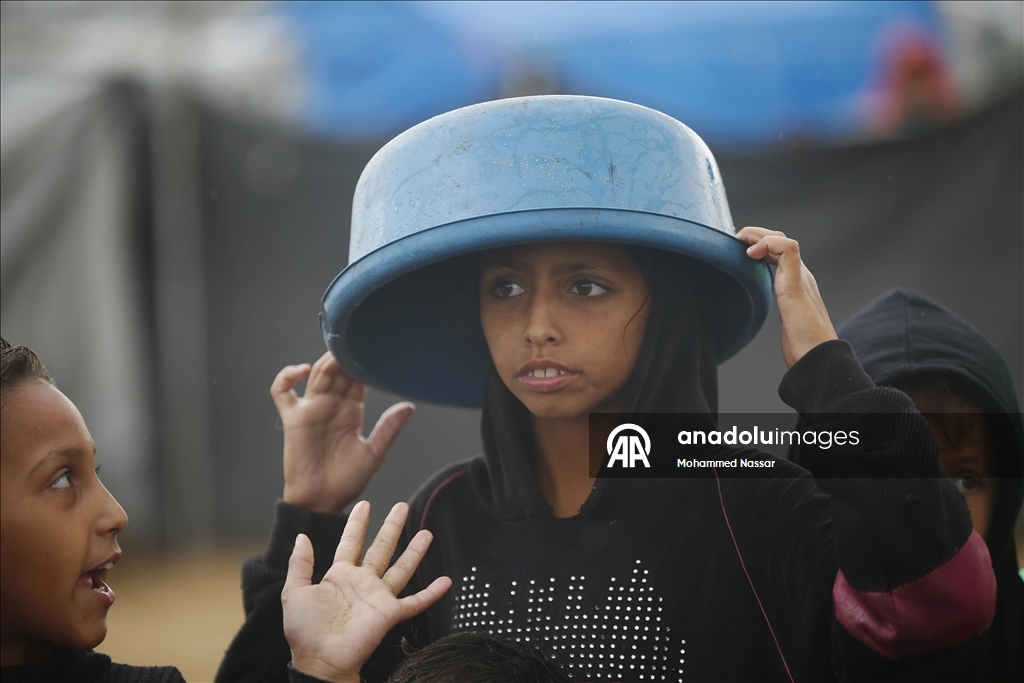 Deyr el-Belah’ta yerinden edilen sivillere sıcak yemek dağıtıldı